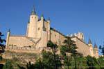 Alcazar visto dalla Calle Cuesta de Los Hoyos, Segovia, Spagna.