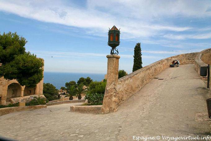 Passeggiata nella fortezza, Castillo Santa Barbara, Alicante - Spagna