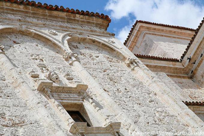 Chinchon, facciata dettaglio di una chiesa - Spagna