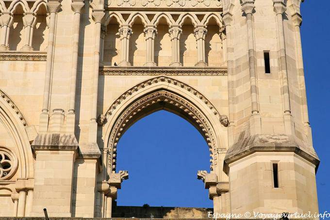 Cuenca, NS Cattedrale de Gracia, close-up dettaglio della facciata - Spagna