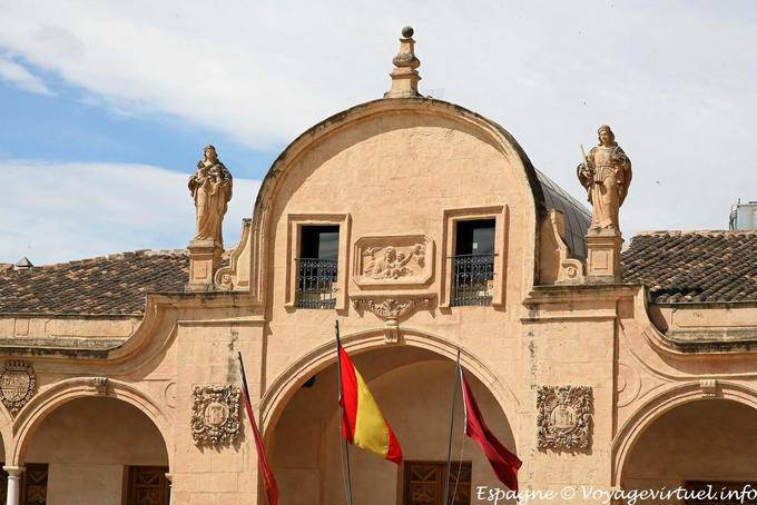 Lorca, particolare della facciata del Ayuntamiento - Spagna
