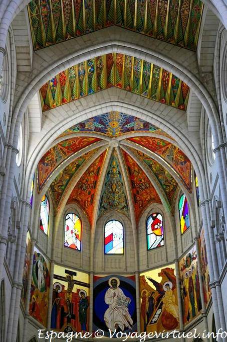 I dipinti del soffitto e l'abside, Cattedrale della Almudena, Madrid - Spagna