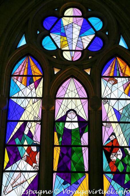 Finestra moderna cattedrale Madrid (Santa María la Real de la Almudena) - Spagna