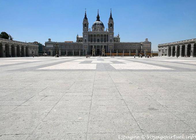 Madrid cattedrale vista cortile dal Palacio Real (S. Maria de la Almudena) - Spagna