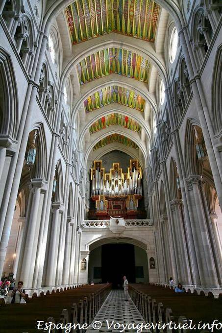 Cattedrale Madrid domina la navata centrale (S. Maria de la Almudena) - Spagna