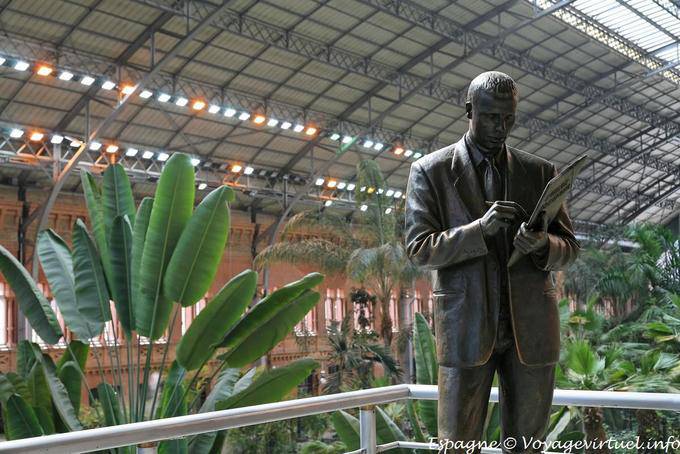 Madrid Atocha Estacion, Statua e scale mobili - Spagna