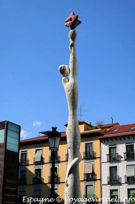 Madrid Atocha Museo Reina Sofia, scultura in piazza - Spagna