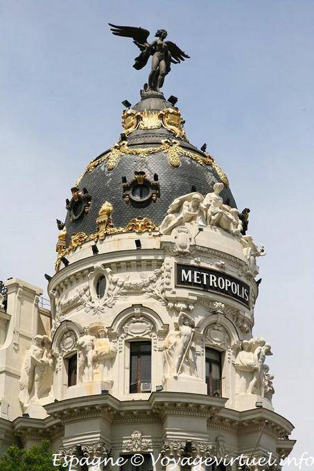 Madrid Calle de Alcala, la parte superiore del palazzo Metropolis - Spagna
