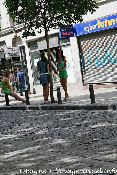 Madrid, Calle Montera, ragazze di strada - Spagna