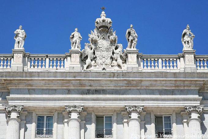 Sculture e armi di Spagna, la facciata del Palazzo Reale, Madrid - Spagna
