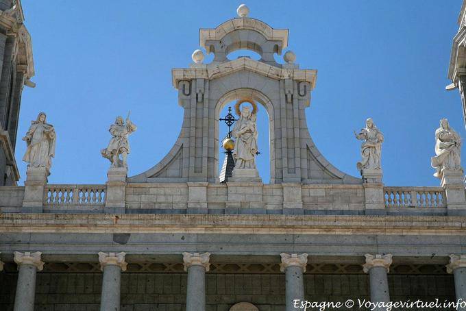 Sopra l'ingresso principale della cattedrale Almudena, Calle Baillén, Madrid - Spagna