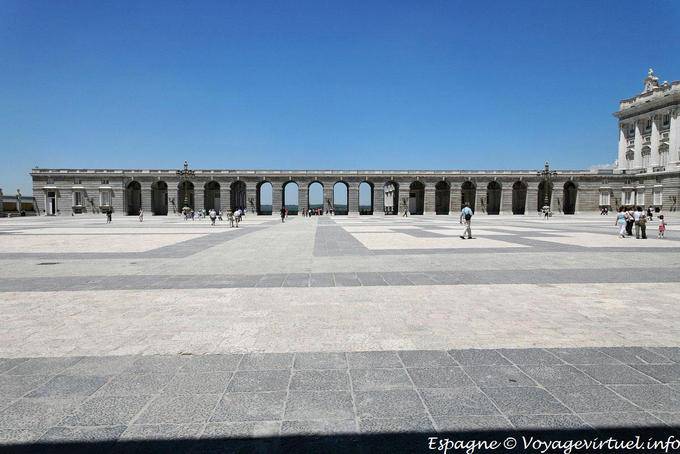 Enorme cortile del Palazzo Reale, il Palacio Real, Madrid - Spagna