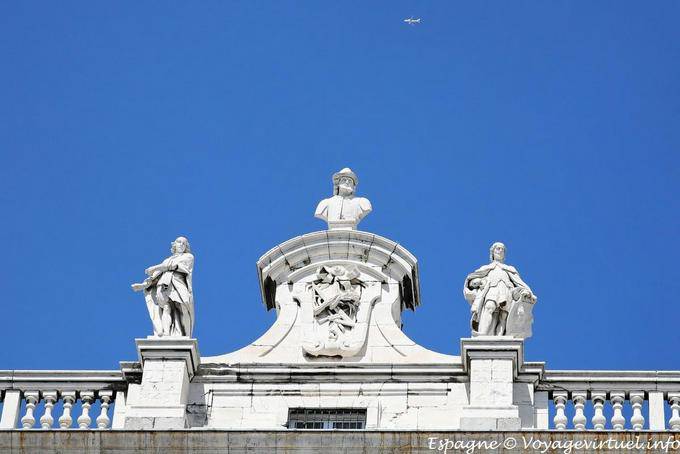 Madrid, Palacio Real, aerei nel cielo - Spagna