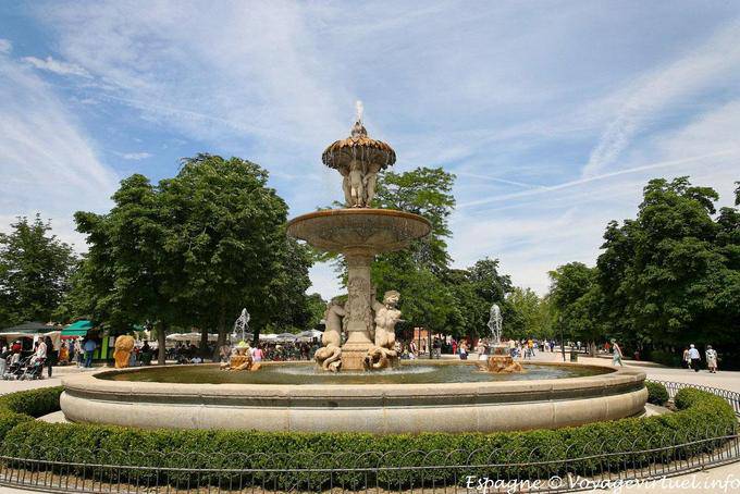 Madrid, Parque del Buen Retiro, getto d'acqua - Spagna