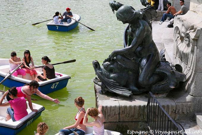 Madrid, Parque del Buen Retiro, ragazze giochi - Spagna