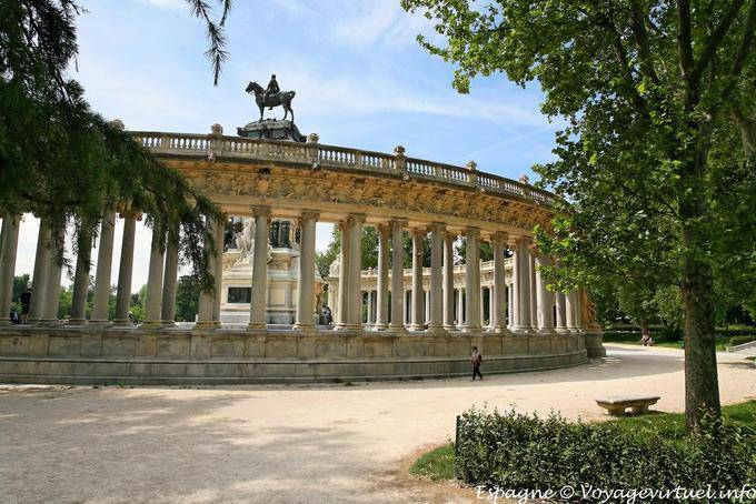 Madrid, Parque del Buen Retiro, vista posteriore di Alfonso XII monumento - Spagna
