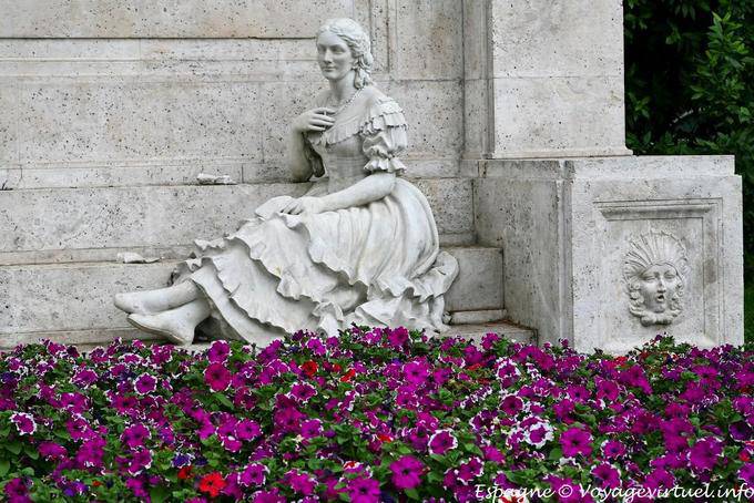 Statua di donna seduta, Paseo de Recoletos, Madrid - Spagna
