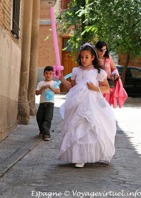 Toledo ragazza in abito bianco - Spagna