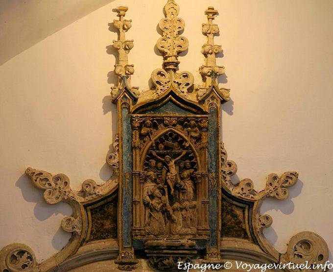 Policroma in alabastro con Reina Isabel in saio francescano pregando Cristo crocifisso, con le sue tre figlie, Monasterio San Juan de los Reyes, Toledo - Spagna