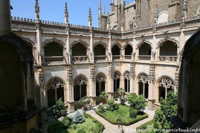All'interno vista chiostro giardino al primo piano, Monastero di San Giovanni dei Re, Toledo - Spagna