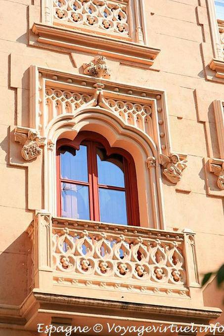 Finestra e balcone scolpito, San Agustin Plaza, Toledo - Spagna