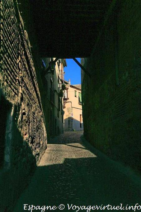 Legno scuro passaggio a volta, Calle Colegio Doncellas, Toledo - Spagna