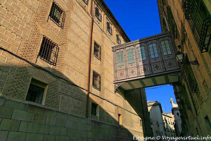 Toledo, attraversando sospesa in Calle Colegio Doncellas - Spagna