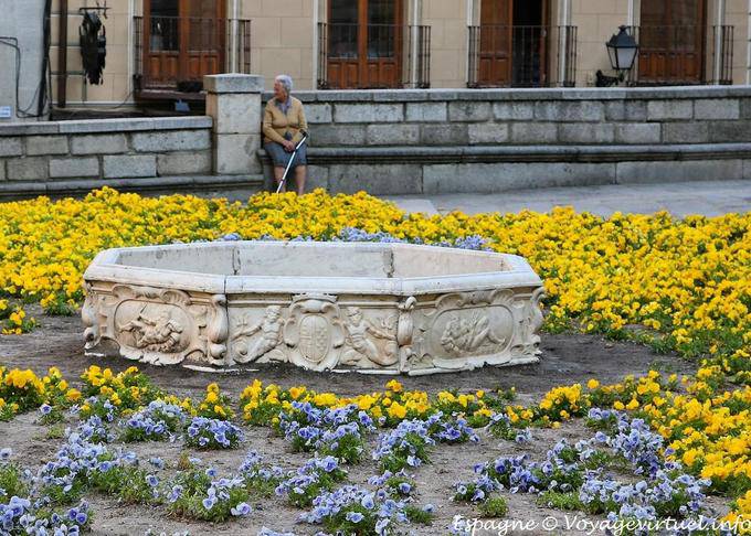 Mettere i pensieri di fronte al Ayuntamiento de Toledo - Spagna