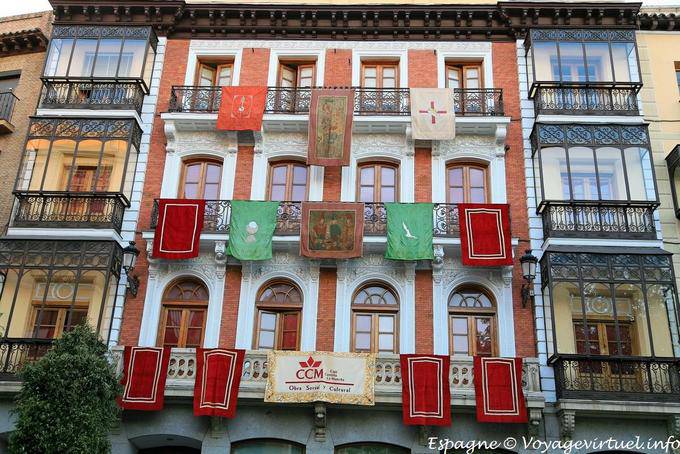Preparazioni di festa su una facciata, Plaza Zocodover, Toledo - Spagna