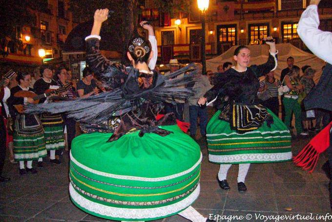 Ballo in costume tipico, Plaza Zocodover, Toledo - Spagna