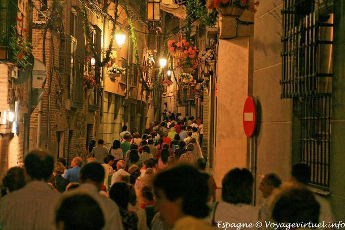 Folla alla processione strada di notte a Toledo - Spagna