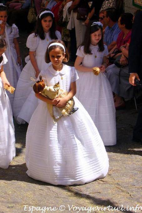 Ragazza in abito bianco con una processione bambola a Toledo - Spagna