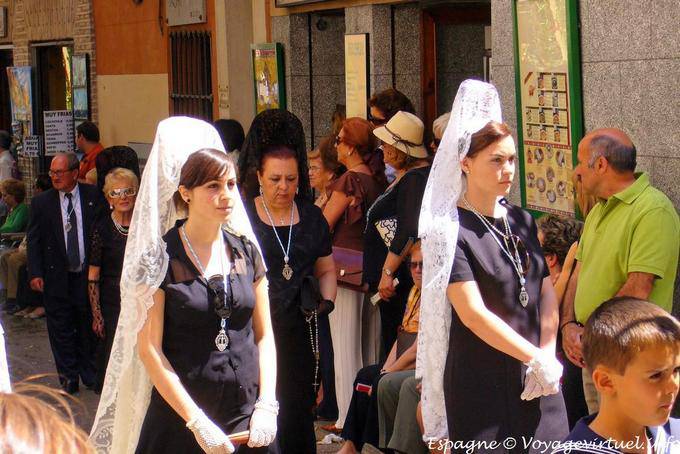 I devoti indossando mantiglie bianchi, processione a Toledo - Spagna