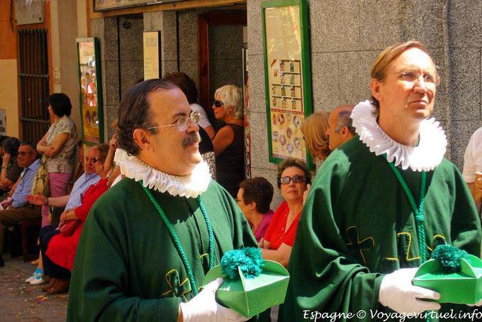 Confraternita di vestiti verdi, processione del Corpus Christi, Toledo - Spagna