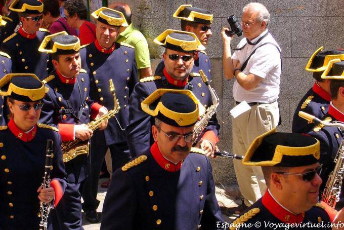 Processione di musicisti processione a Toledo - Spagna