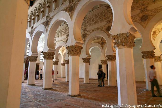 Pilastri di sostegno archi rialzati Sinagoga di Santa Maria la Blanca, Toledo - Spagna