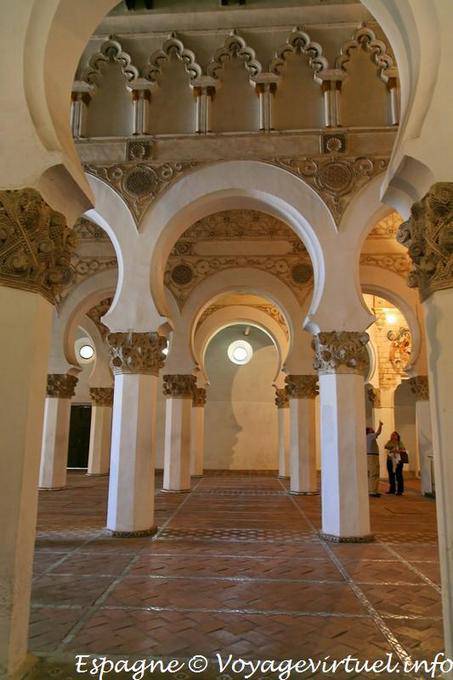 Tre dei cinque navate di Mudejar sinagoga di Santa Maria la Blanca, Toledo - Spagna