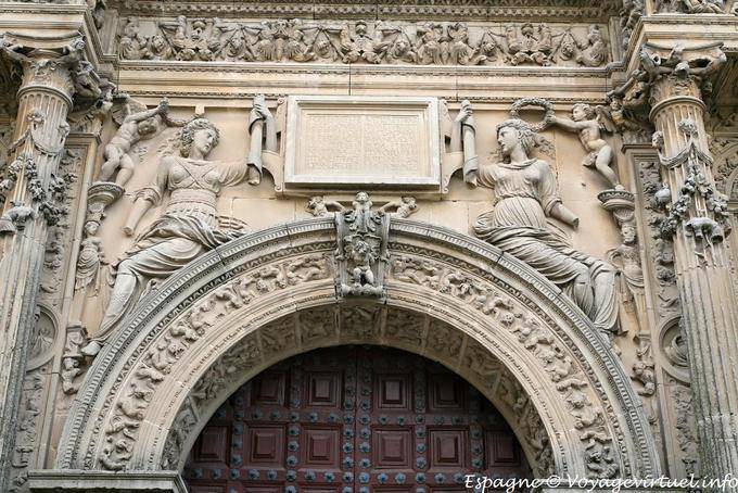 Úbeda, sopra il portale del frontone, Sacra Capilla - Spagna