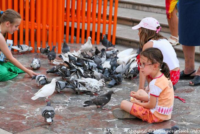 Valencia, bambini e piccioni - Spagna