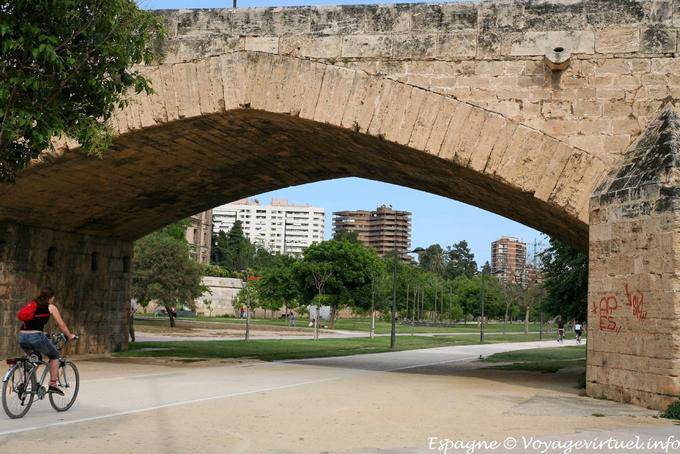 Valencia, Puente de la Trinidad, Jardin del Turia Rio - Spagna