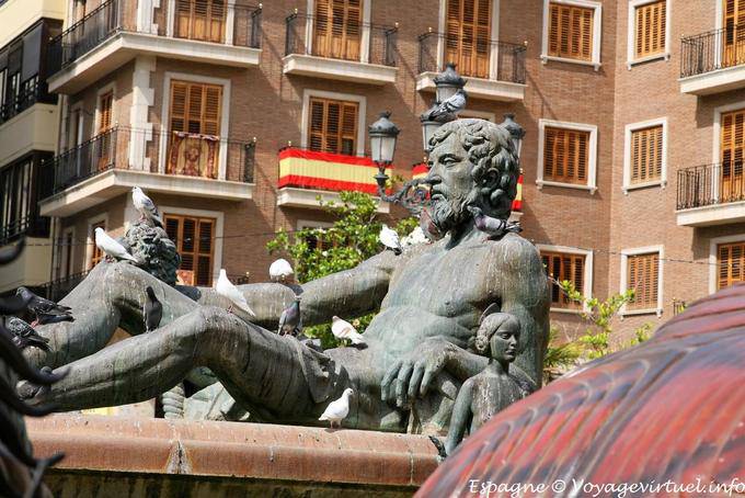 Valencia, scultura in Plaza de la Virgen - Spagna