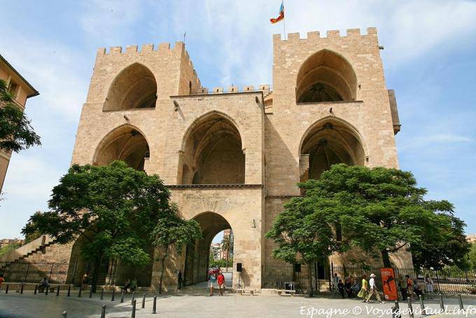 Valencia Torres de Serranos vista dalla città - Spagna