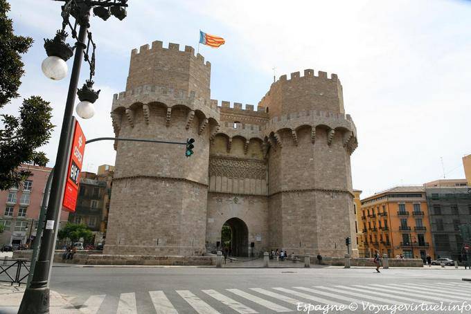 Valencia, vista esterna della Torres de Serranos - Spagna