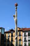 Madrid Atocha Museo Reina Sofia, scultura in piazza, Spagna.