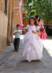 Toledo ragazza in abito bianco, Spagna.