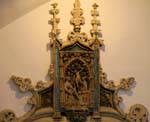 Policroma in alabastro con Reina Isabel in saio francescano pregando Cristo crocifisso, con le sue tre figlie, Monasterio San Juan de los Reyes, Toledo, Spagna.