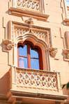 Finestra e balcone scolpito, San Agustin Plaza, Toledo, Spagna.