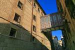 Toledo, attraversando sospesa in Calle Colegio Doncellas, Spagna.