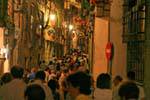 Folla alla processione strada di notte a Toledo, Spagna.