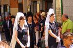 I devoti indossando mantiglie bianchi, processione a Toledo, Spagna.